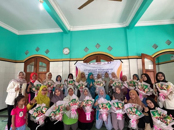 Tingkatkan Ketrampilan dan Kreativitas : Pelatihan Pembuatan Buket Kepada Ibu-Ibu PKK Desa Karangpakis oleh Mahasiswa KKN Reguler Unugha Cilacap.