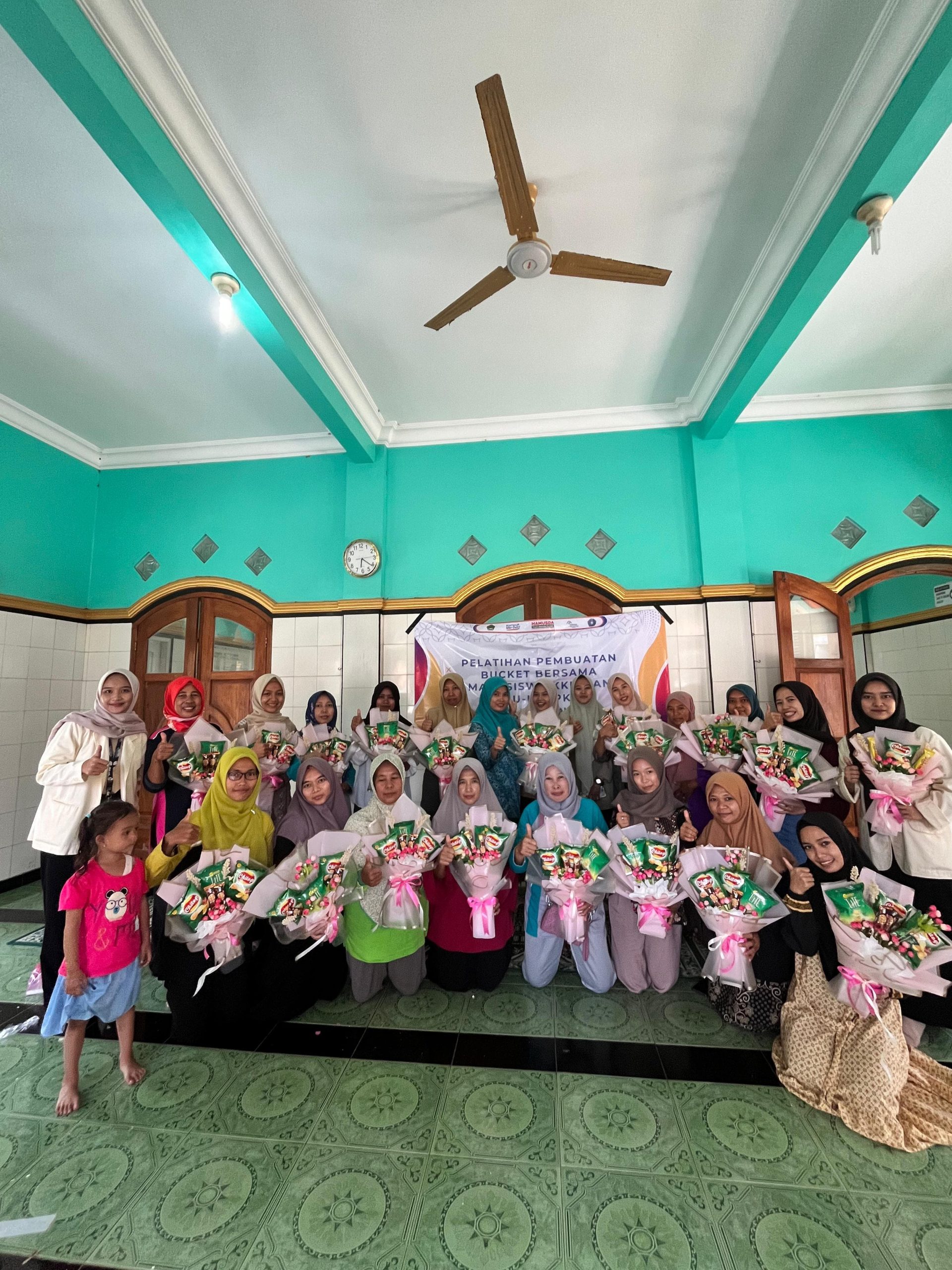 Tingkatkan Ketrampilan dan Kreativitas : Pelatihan Pembuatan Buket Kepada Ibu-Ibu PKK Desa Karangpakis oleh Mahasiswa KKN Reguler Unugha Cilacap.