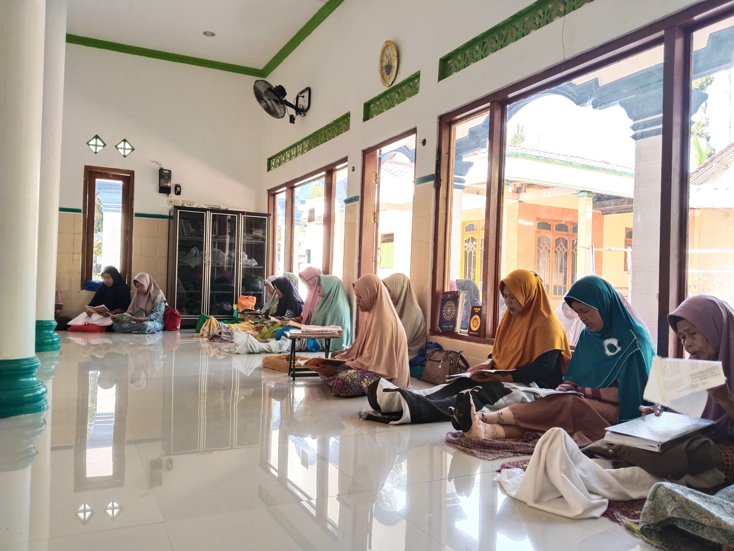 Rutinan Yaasin Tahlil dan Tadarus bersama Ibu-Ibu Muslimat Desa Karangpakis dan Mahasiswa KKN Reguler Unugha Cilacap.